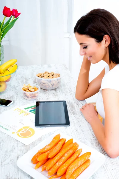 Fiatal gyönyörű nő, Tablet Pc, otthon — Stock Fotó