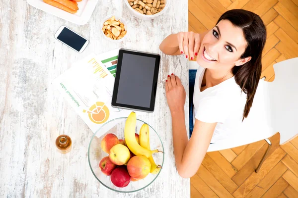 Joven hermosa mujer con un Tablet PC en casa —  Fotos de Stock