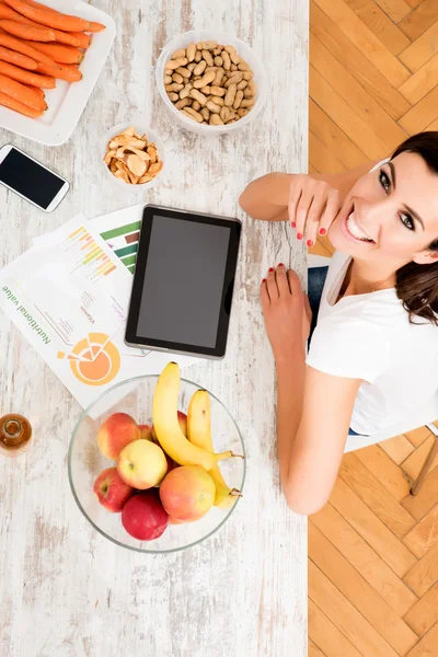 Joven hermosa mujer con un Tablet PC en casa —  Fotos de Stock