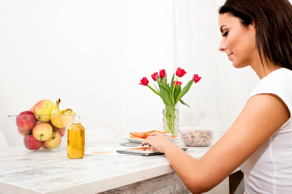 Junge schöne Frau mit Tablet-PC zu Hause — Stockfoto