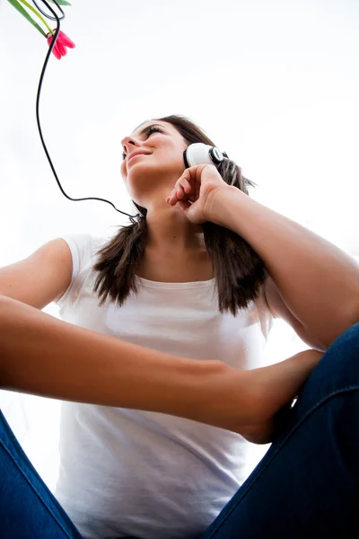 Jeune belle femme à l'écoute audio — Photo