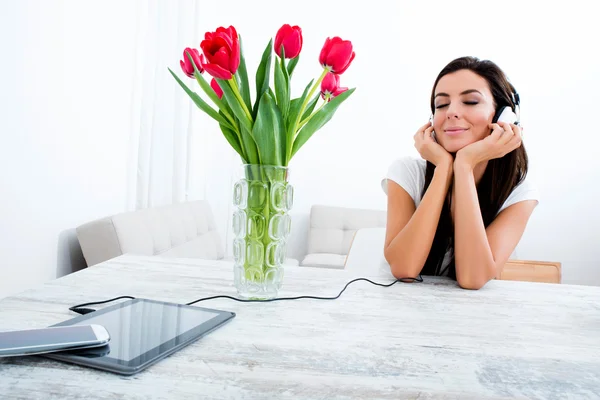 Jonge mooie vrouw luisteren naar muziek — Stockfoto