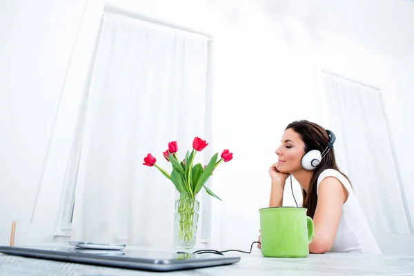 Молодая красивая женщина слушает музыку — стоковое фото