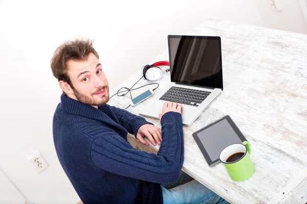 Un joven trabajando en línea en la oficina en casa —  Fotos de Stock