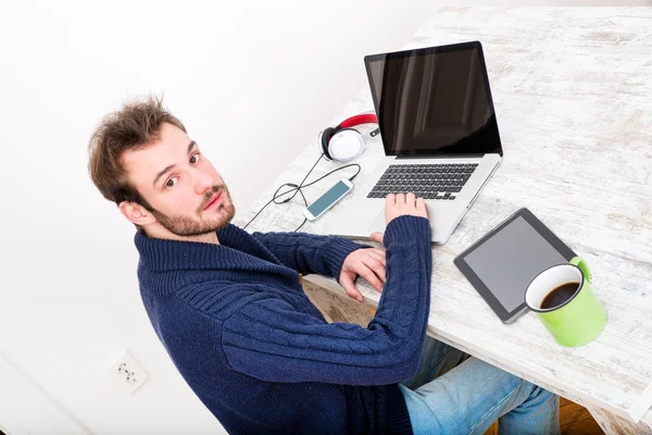 Un tânăr care lucrează online la biroul de acasă — Fotografie, imagine de stoc