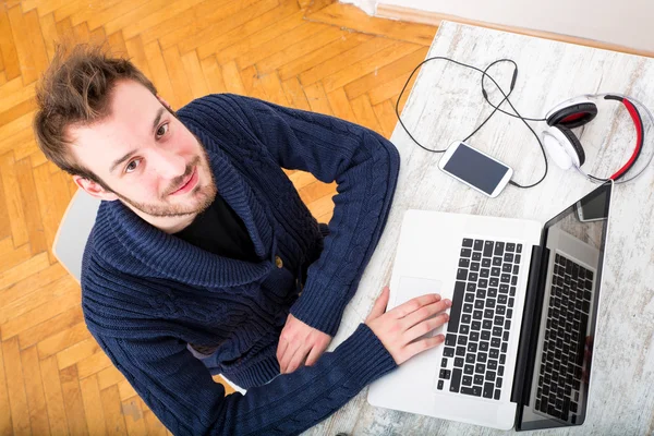 Un joven trabajando en línea en la oficina en casa — Foto de Stock