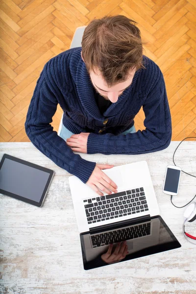 Ein junger Mann, der online im Home Office arbeitet — Stockfoto