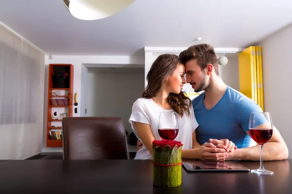 Pareja joven usando un Tablet PC mientras toma una copa de vino —  Fotos de Stock