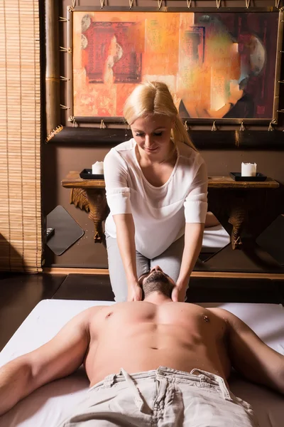 Um jovem recebendo uma massagem — Fotografia de Stock