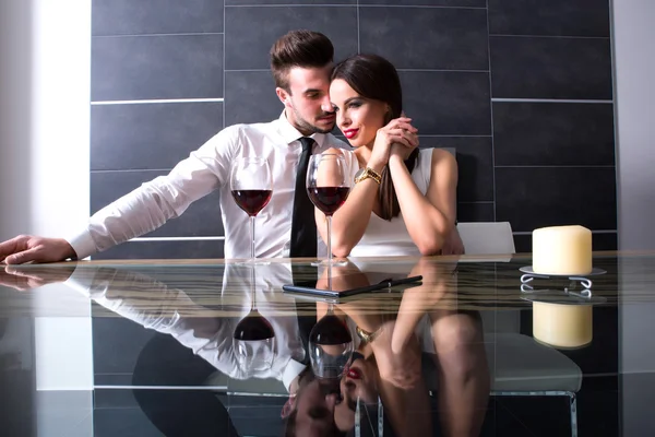 Una coppia romantica con un bicchiere di vino nella sala da pranzo — Foto Stock