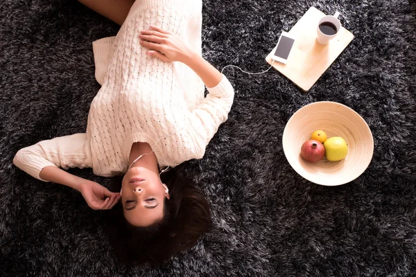 Joven hermosa mujer en ropa interior escuchando música — Foto de Stock