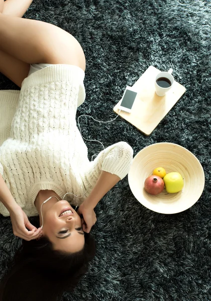 Young beautiful woman in underwear listening to music — Stock Photo, Image