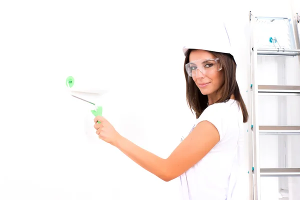 Mulher bonita pintando um apartamento — Fotografia de Stock