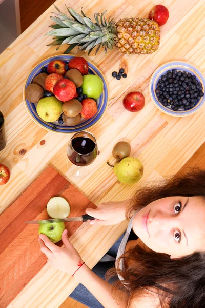 Kvinnan skära frukt — Stockfoto