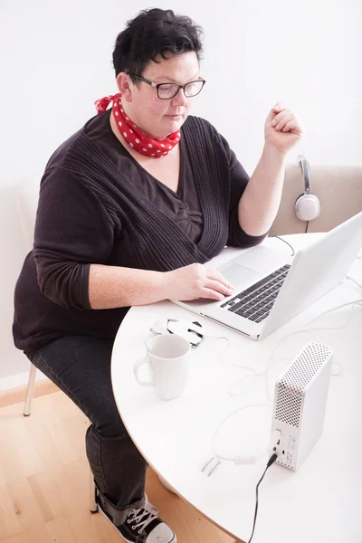 Retrato de mulher em ambiente de escritório — Fotografia de Stock