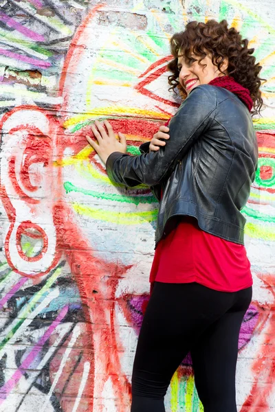 Belle femme posant avec tête de graffiti — Photo