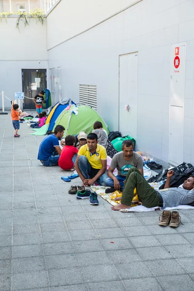 Нелегальних іммігрантів кемпінгу на Keleti розклад руху в Budapes — стокове фото
