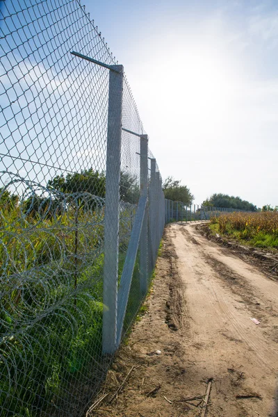 La clôture protégeant la frontière entre la Hongrie et la Serbie — Photo