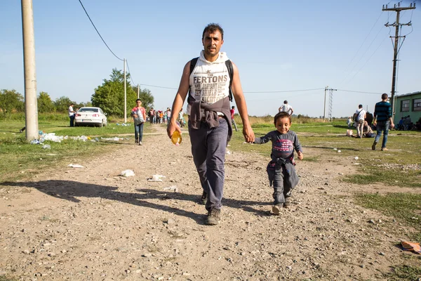 Refugiados que atravessam a fronteira com a Sérvia em Tovarnik — Fotografia de Stock