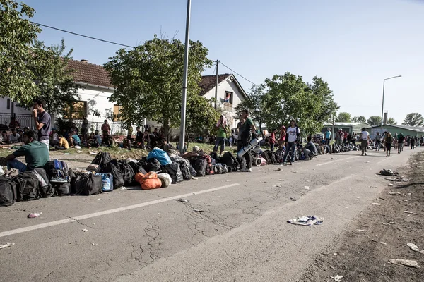 Refugiados formando una fila de espera en Tovarnik — Foto de Stock