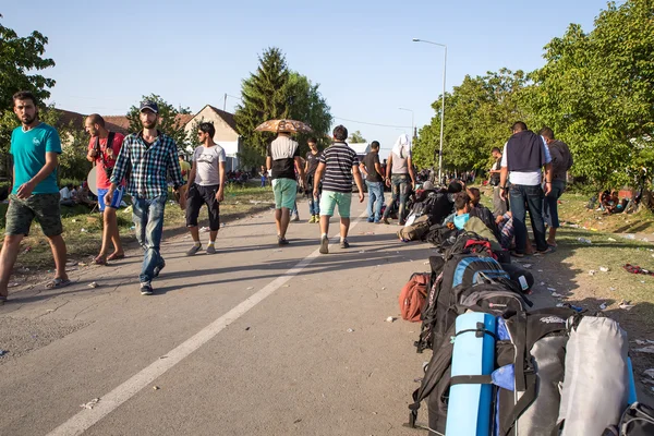 Línea de espera de refugiados en Tovarnik — Foto de Stock