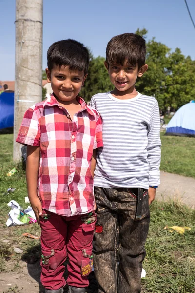 Niños refugiados cerca de la frontera de Serbia en Tovarnik —  Fotos de Stock