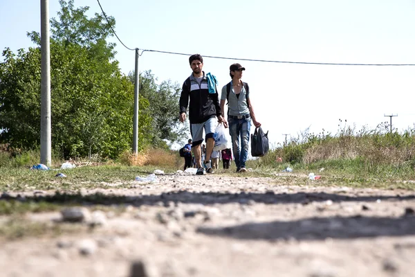 Refugiados que atravessam a fronteira da Sérvia para a Croácia em Tovarnik — Fotografia de Stock