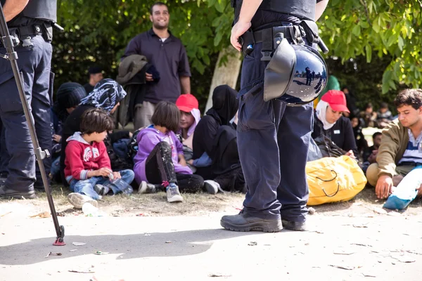 Policía vigilando la cola de espera de los refugiados en Tovarnik — Foto de Stock