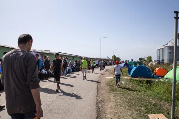 Refugiados formando uma fila de espera em Tovarnik — Fotografia de Stock