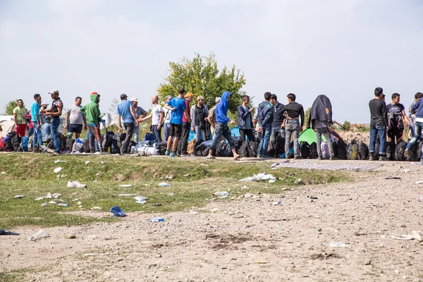 A várakozási sor alkotó Tovarnik menekültek — Stock Fotó