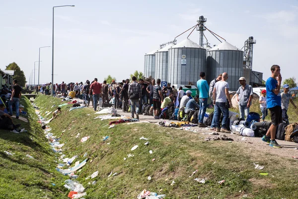 Біженців, утворюючи очікування лінії в Tovarnik — стокове фото