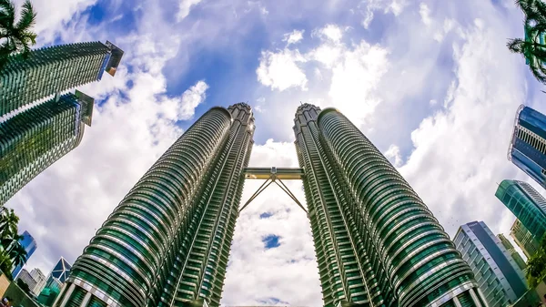 Bulutlar üzerinde Kuala Lumpur Petronas Kuleleri — Stok fotoğraf