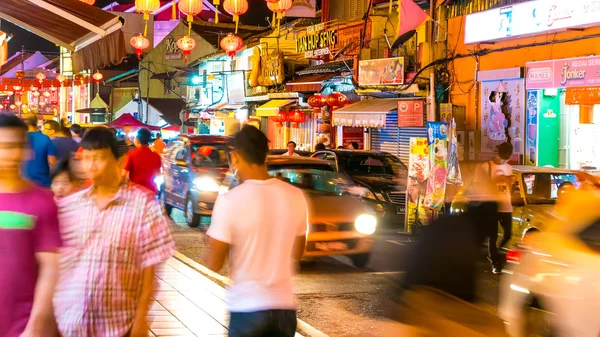 Vista di persone bassi su una strada di notte — Foto Stock