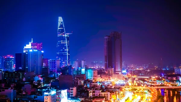 De skyline van de Ho Chi Minh stad 's nachts — Stockfoto