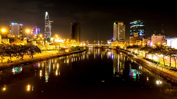 Uitzicht op de rivier in Ho Chi Minh stad bij nacht — Stockfoto