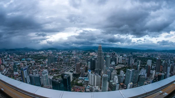Nubes oscuras sobre el horizonte de Kuala Lumpur — Foto de Stock