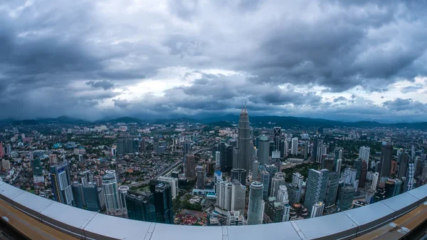 クアラルンプールのスカイラインの上の暗い雲 — ストック写真