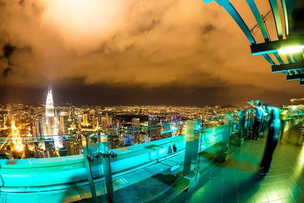 Näkymä Kuala Lumpurin taivaanrantaan yöllä — kuvapankkivalokuva