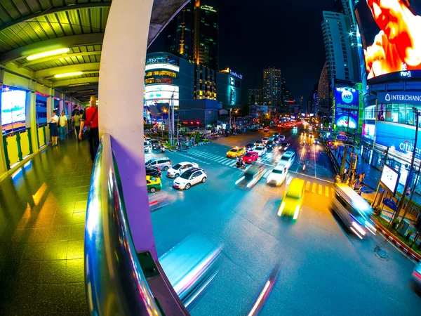 Syn på trafik och och kollektivtrafik i Bangkok på kvällen — Stockfoto