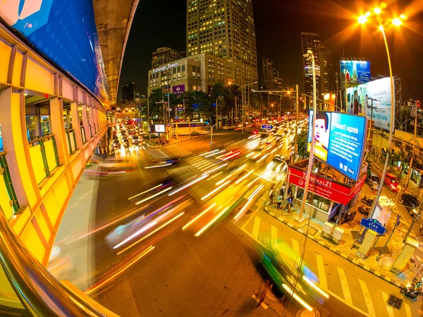 Zicht op verkeer en openbaar vervoer in Bangkok's nachts — Stockfoto