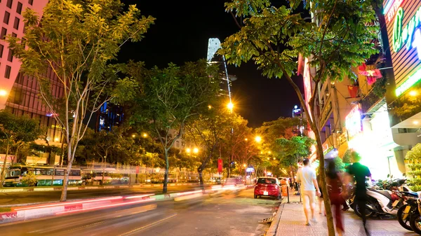 De livliga gatorna i Ho Chi Minh City på natten — Stockfoto