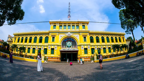 Turisté i místní se na staré poště v Ho Chi Minh Ci — Stock fotografie