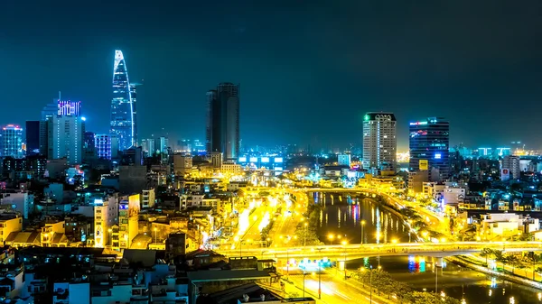 Προβολή της κυκλοφορίας και ουρανοξύστες τη νύχτα στην πόλη Χο Τσι Μιν — Φωτογραφία Αρχείου