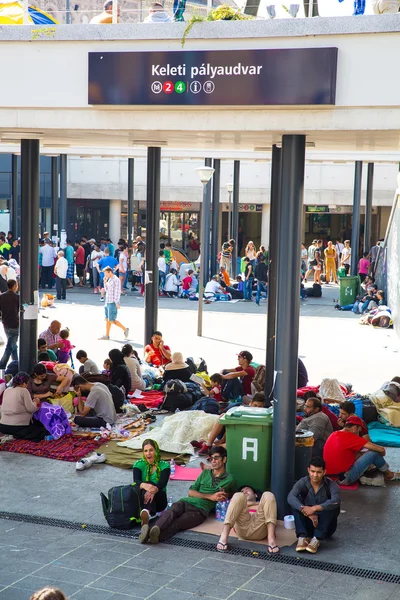 Біженці мілину в розділі метро Keleti поїзда — стокове фото