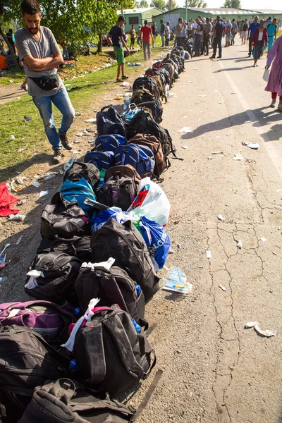 Lijn van tassen van vluchtelingen wachten in Tovarnik — Stockfoto