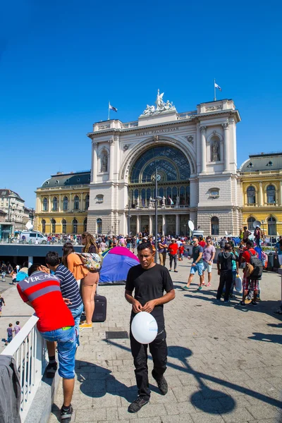 Refugees in front of the Keleti Train station in Budapest — Stock Photo, Image
