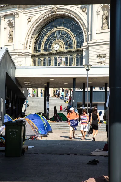 Нелегальних іммігрантів кемпінгу на Keleti розклад руху в Budapes — стокове фото