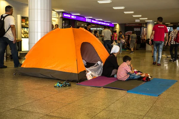 Illegal Immigrants camping at the Keleti Trainstation in Budapes — Stock Photo, Image