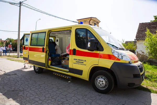 Erste-Hilfe-Auto im Flüchtlingslager von Tovarnik — Stockfoto