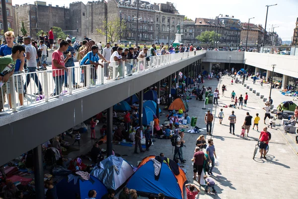 Refugees and Migrants stranded at the Keleti Trainstation in Bud — Stock Photo, Image